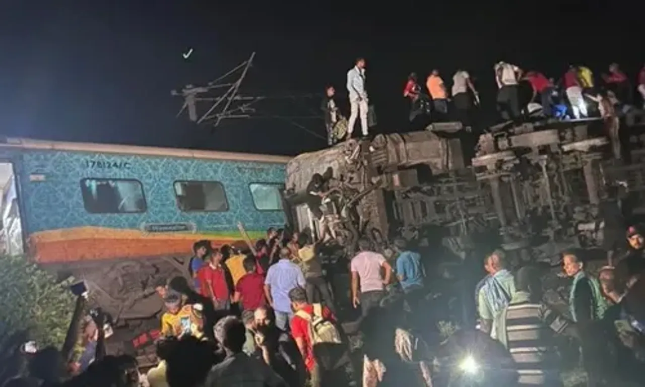 બાલાસોર : બહાનાગા રેલવે સ્ટેશન નજીક કોરોમંડલ એક્સપ્રેસ ટ્રેન પાટા પરથી ઉતરી નીચે, અનેક લોકો ઘાયલ