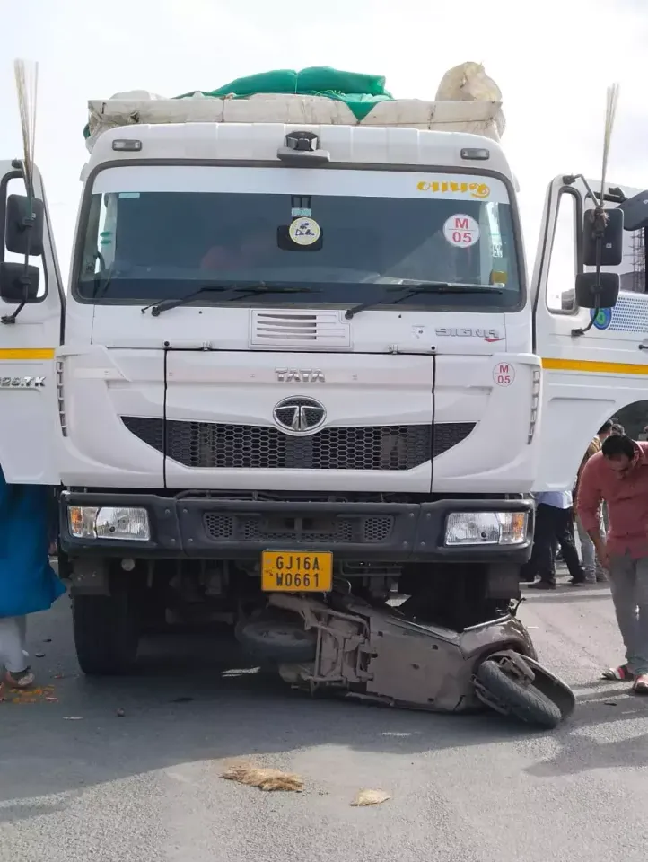 ભરૂચ:મનુબર ચોકડી પાસે એક્ટીવા પર જઈ રહેલ માતા અને 2 બાળકોને ટ્રકે અડફેટે લેતા ગંભીર ઇજા પહોંચી