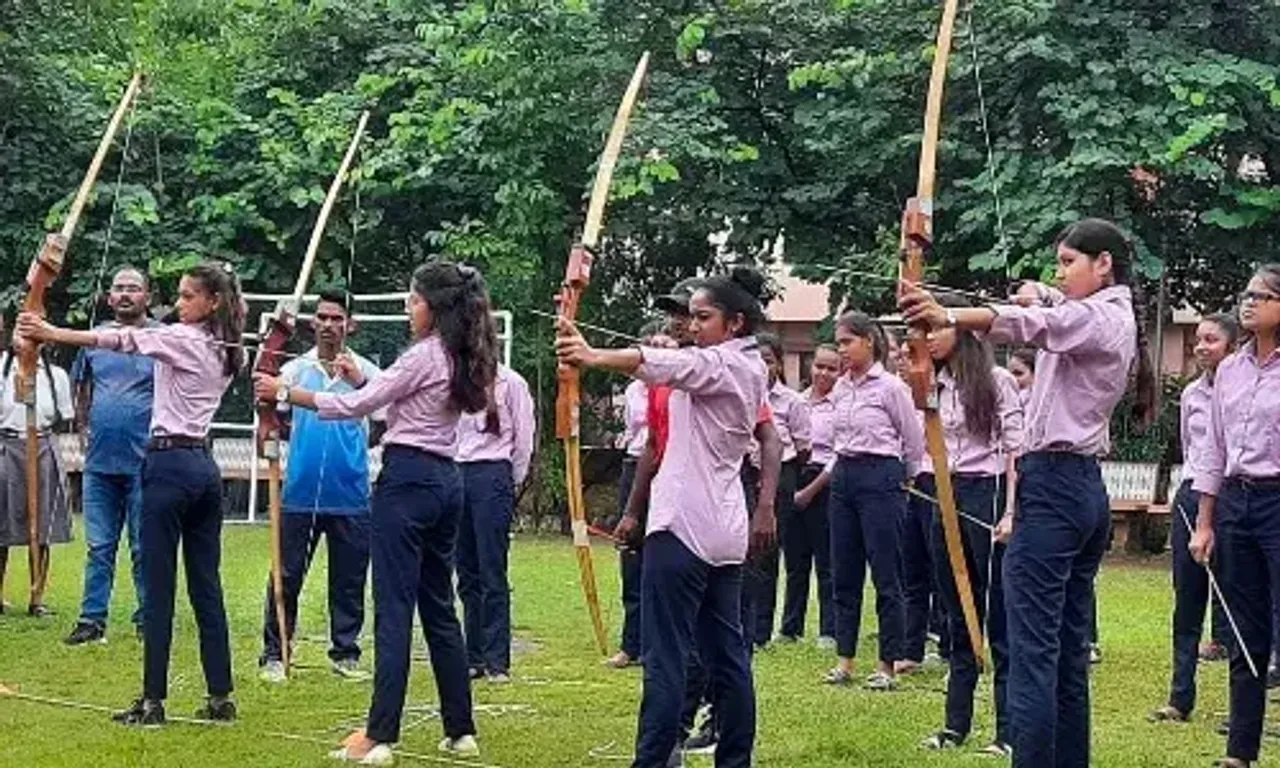 વલસાડ : મહિલા સ્વરક્ષણ અર્થે સરકારી શાળા-કોલેજની વિદ્યાર્થીનીઓને તીરંદાજીની તાલીમ અપાય...