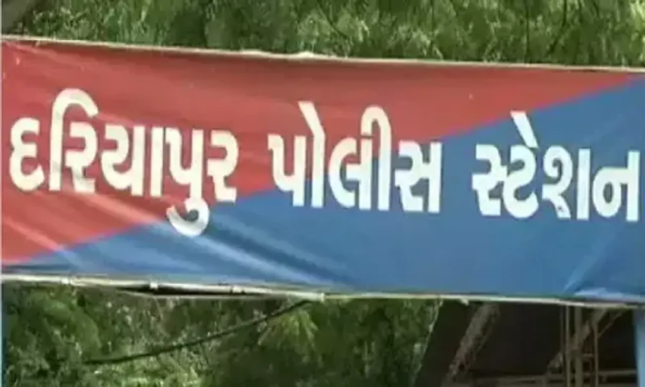અમદાવાદ: નંબર પ્લેટ વગરની મોપેડ લઈને ફરતા શખ્શની પોલીસે કરી અટકાયત, પોલીસકર્મીઓને નોકરી પરથી ઉતારી દેવાની ધમકી પણ આપી