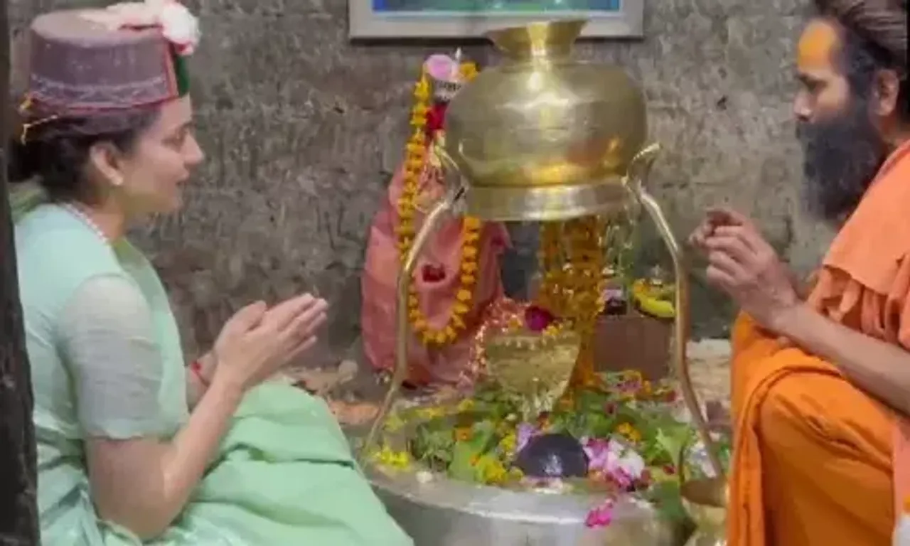 ભાજપ ઉમેદવાર કંગના રનૌતએ બાબા ભૂતનાથ મંદિરમાં કરી પૂજા