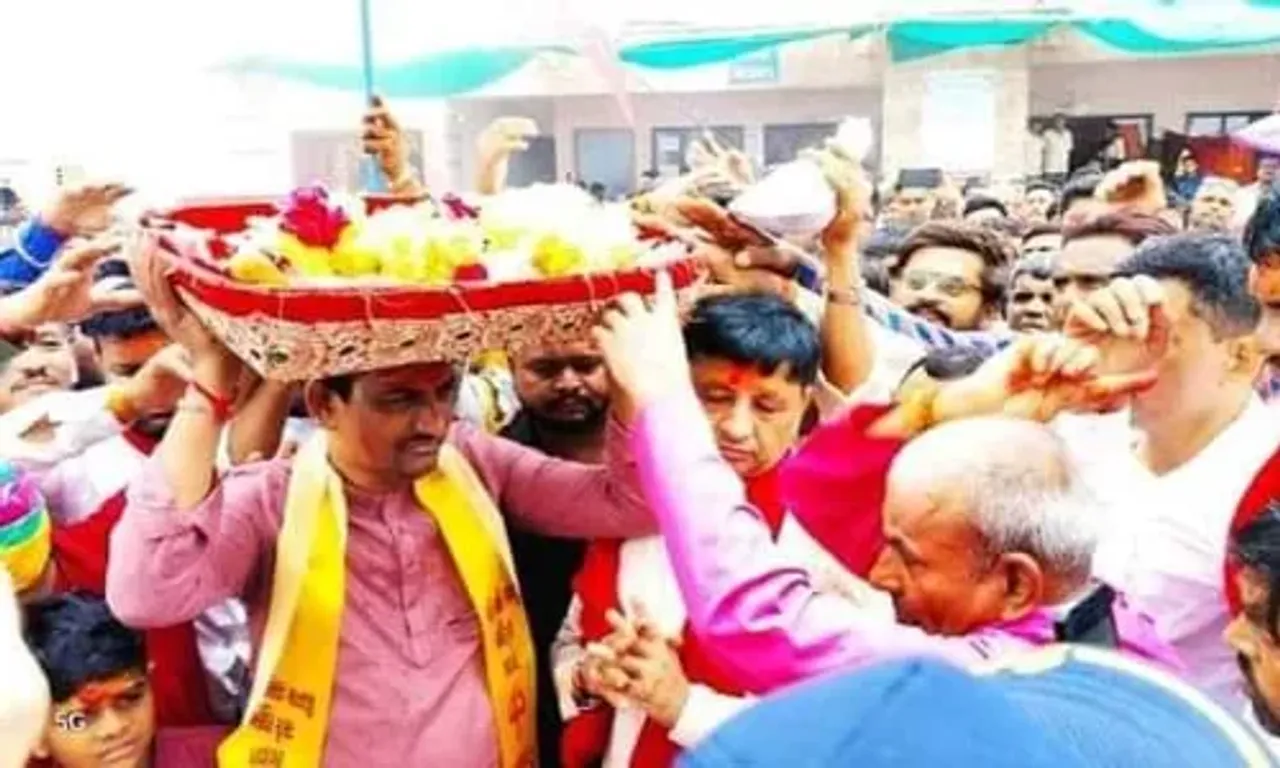 MLA અલ્પેશ ઠાકોરે 100 જેટલા સમર્થકો સાથે પાવાગઢ મહાકાળી મંદિરે 52 ગજની ધ્વજા ચડાવી