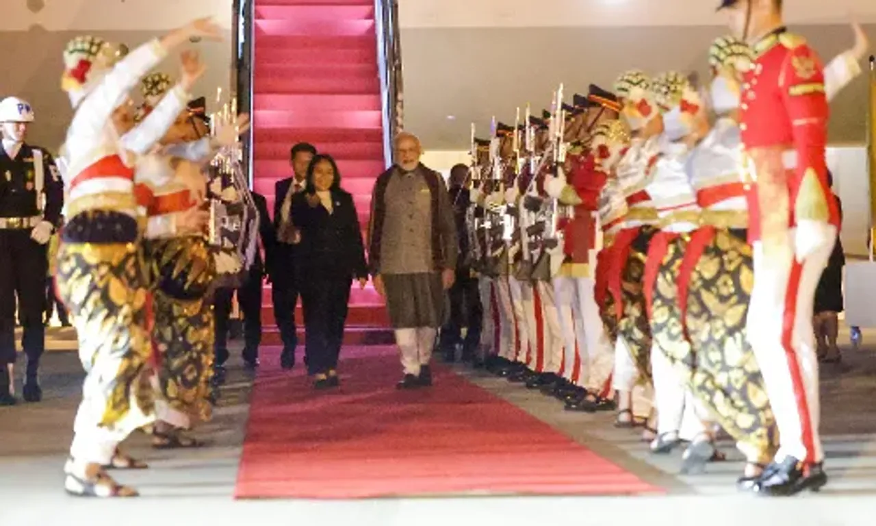 વડાપ્રધાન મોદી ASEAN-ભારત અને પૂર્વ એશિયા સમિટમાં ભાગ લેવા ઇન્ડોનેશિયા પહોંચ્યા
