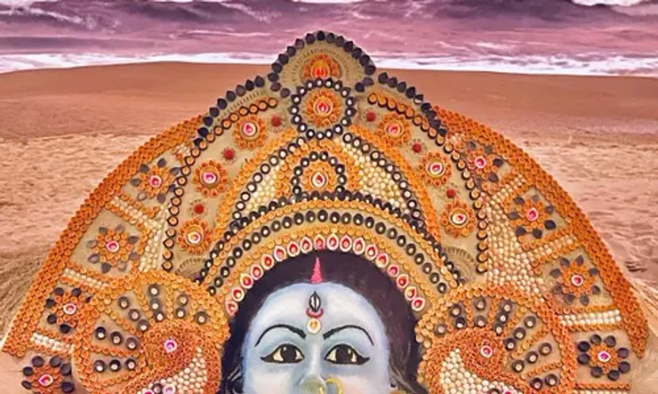 4 હજાર દીવા અને 5 ટન રેતીનો ઉપયોગ કરી, સુદર્શન પટનાયકે બનાવી માઁ કાલીની મૂર્તિ