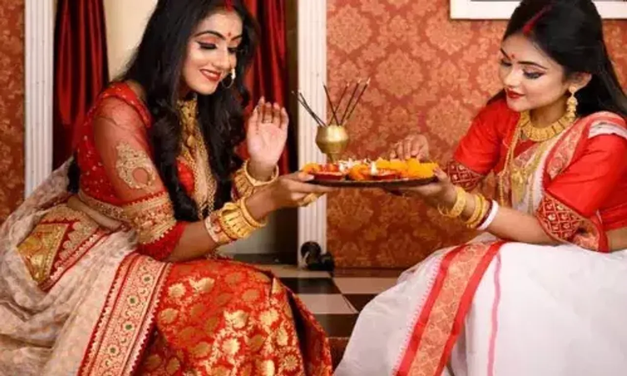નવરાત્રીમાં દુર્ગા પુજા માટે અપનાવો આ ટ્રેડિશનલ લુક, જ્યાં જશો ત્યાં થશે તમારી જ ચર્ચા.....