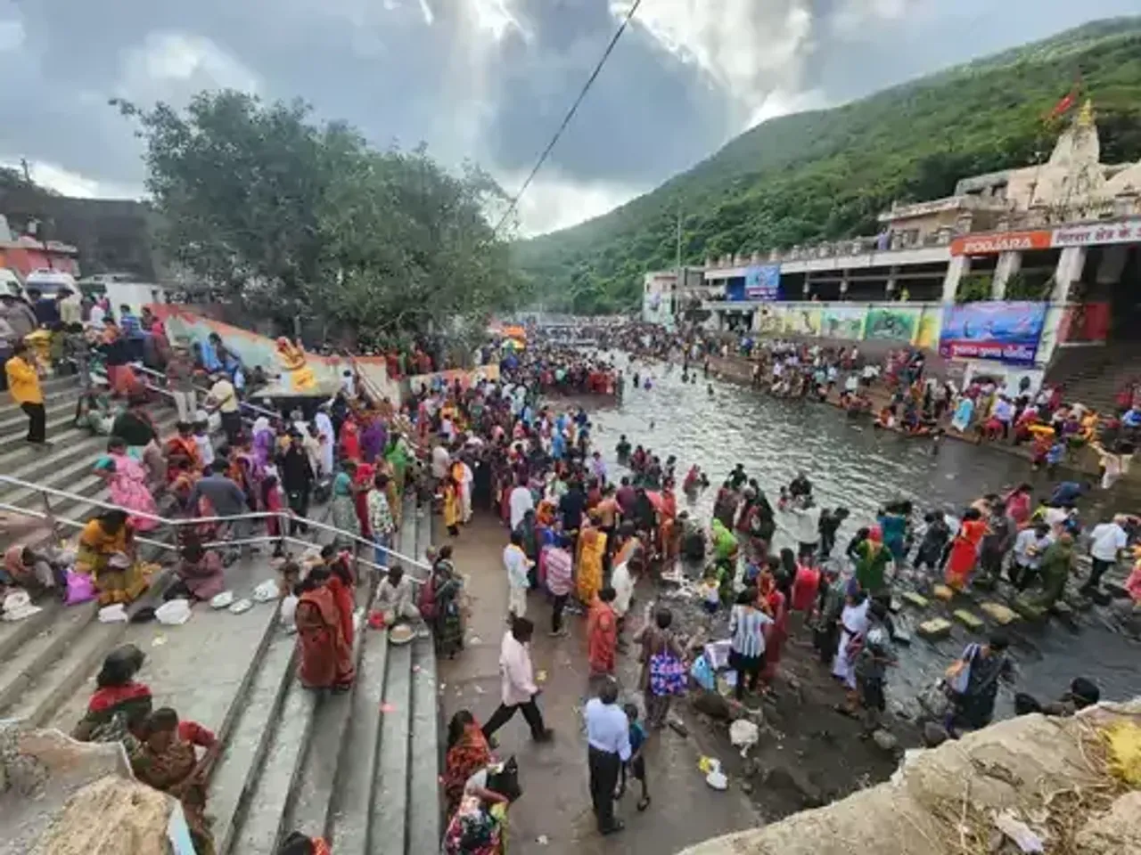 જુનાગઢ : ભાદરવી અમાસે પિતૃ તર્પણ માટે દામોદર કુંડ ખાતે ઊમટ્યું ભાવિકોનું ઘોડાપૂર….