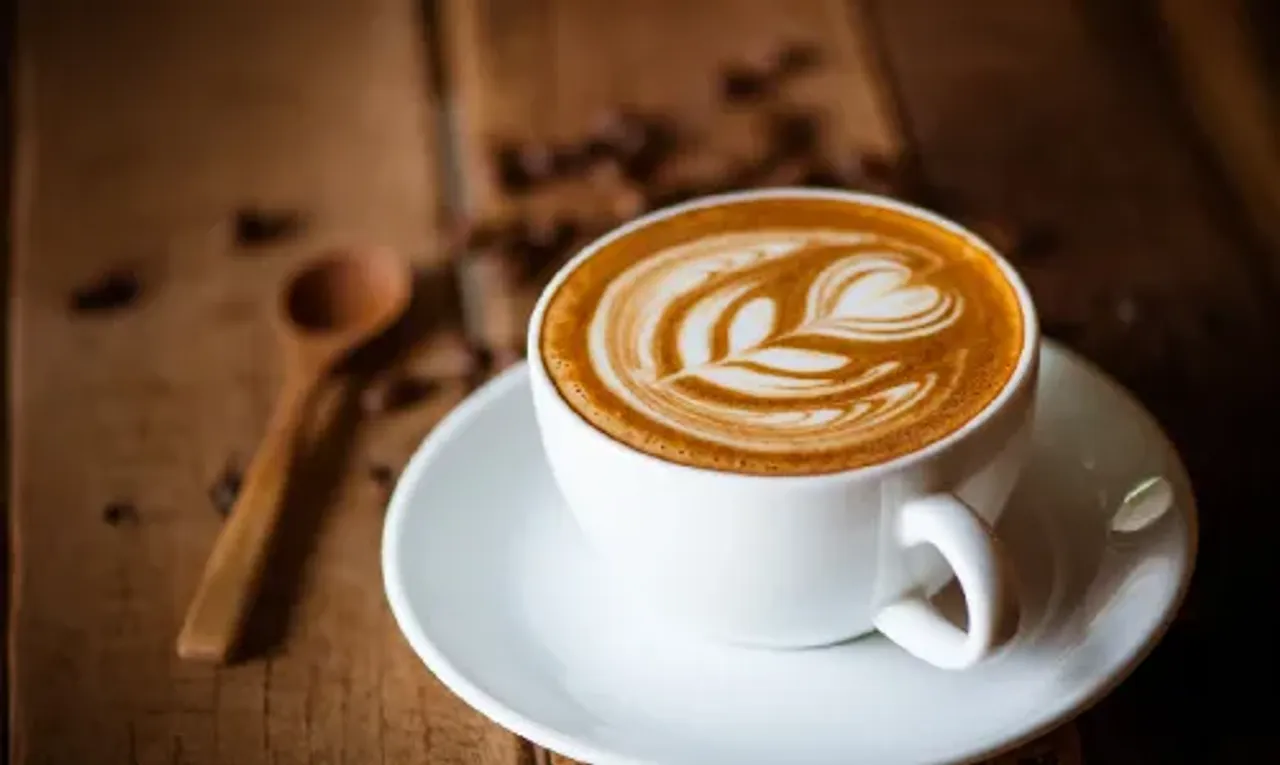 રેગ્યુલર કોફીથી આ રીતે અલગ છે white coffee, જાણો હેલ્થ માટે કેટલી છે ફાયદાકારક