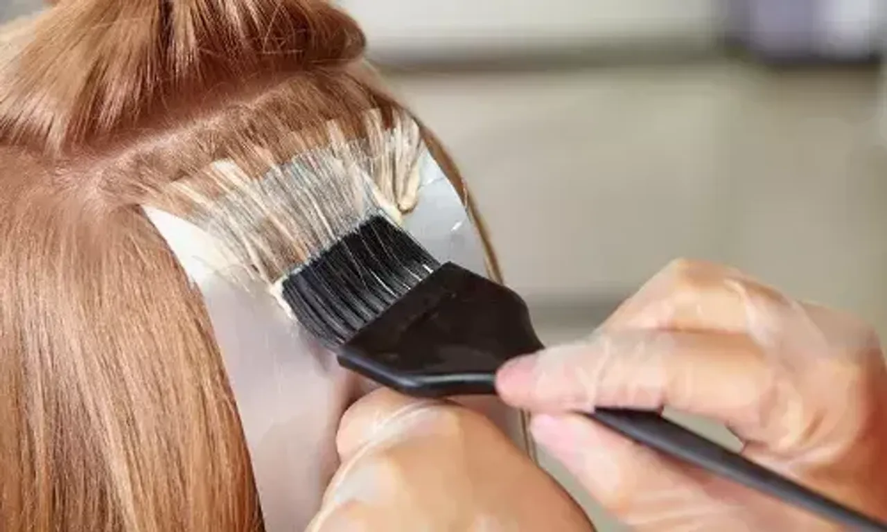 હેર કલર કરીને સ્ટાઇલિશ લુક મેળવવા માંગો છો, તો આ 5 ઘરેલું ઉપાયોથી તમારા વાળને રંગો