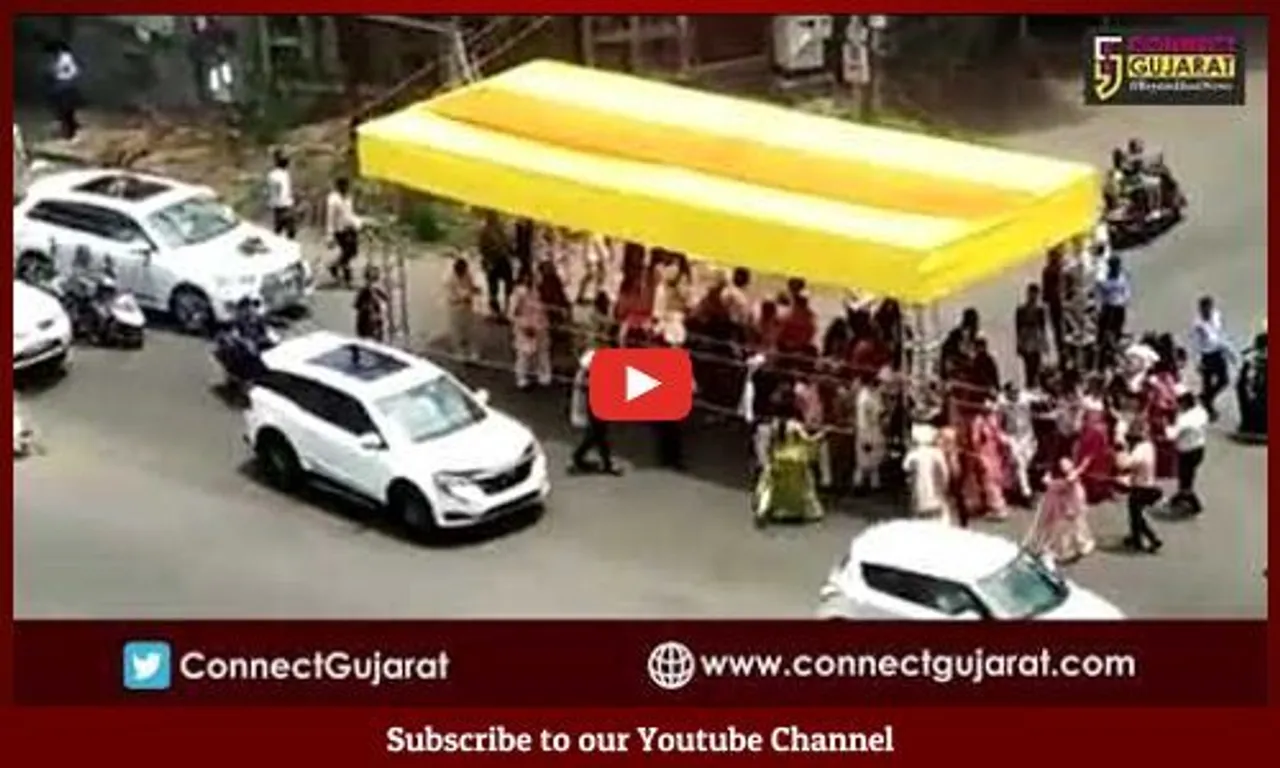 'અજીબો ગરીબ વરધોડો' : સુરતના રસ્તા પર નીકળ્યો વરઘોડા, સાથે સાથે મંડપ પણ ચાલ્યો