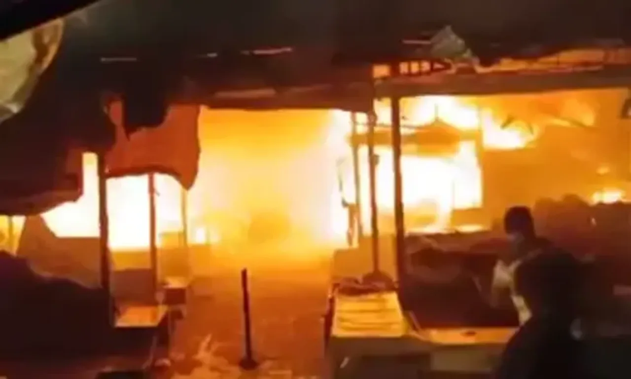 અમદાવાદ: કાલુપુર શાકમાર્કેટમાં મોડી રાતે આગ લાગતાં 25થી વધુ દુકાનો બળીને ખાખ, ફાયરબ્રિગેડની 10 ટીમે ભારે જહેમત બાદ આગ પર મેળવ્યો કાબુ