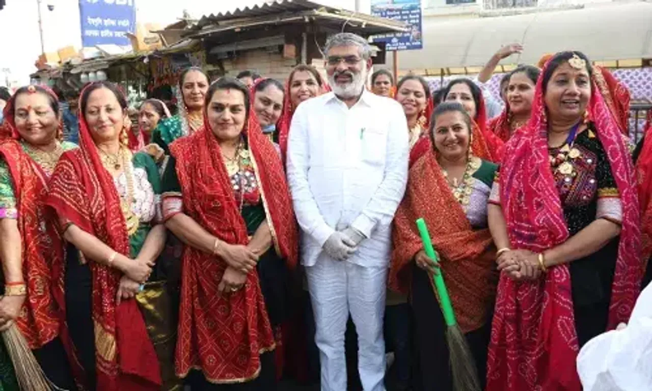 દ્વારકામાં યોજાનાર આહીરાણી મહારાસને લઇ કેબિનેટ મંત્રી મુળુભાઈ બેરાની ઉપસ્થિતિમાં શહેરમાં સફાઈ અભિયાન હાથ ધરાયુ