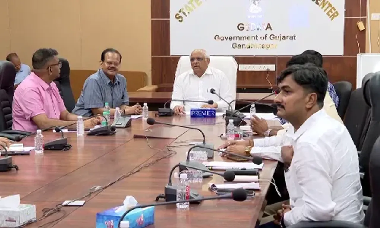 રાજ્યમાં આજે ભારે વરસાદના કારણે SEOC, ગાંધીનગર ખાતે મુખ્યમંત્રી ભુપેન્દ્ર પટેલે ઇમરજન્સી બેઠક યોજી