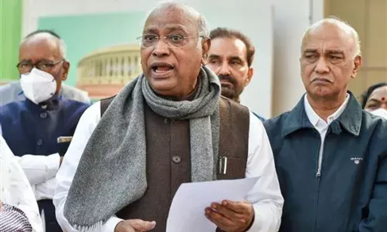 કોંગ્રેસના અધ્યક્ષ પદ માટે મલ્લિકાર્જુન ખડગેએ ઉમેદવારી પત્ર ભર્યું, G-23ના નેતાઓનું પણ મળ્યું સમર્થન.