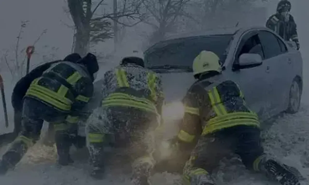 યુદ્ધ વચ્ચે કુદરતના મારનો સામનો કરતું યુક્રેન, બરફના તોફાનમાં ઘણા લોકોના મોત...