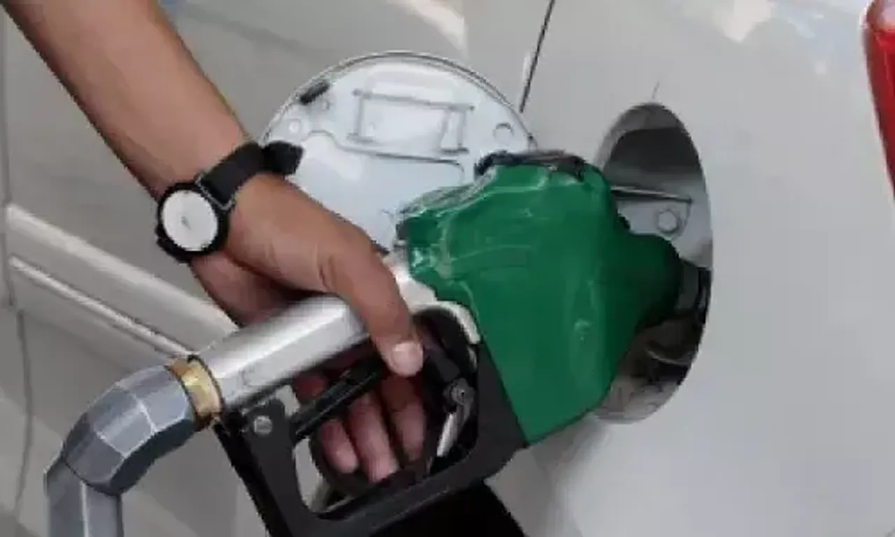 શું તમે પણ છેતરપીંડીથી બચવા માટે 200ની જગ્યાએ 210 નું પેટ્રોલ નખાવો છો? જાણો તેની અસલી હકીકત