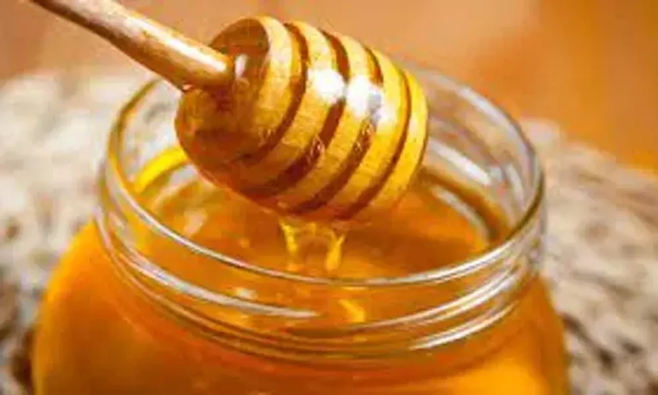 ખીલ હોય કે કરચલીઓ, મધ દૂર કરશે ત્વચાની ઘણી સમસ્યાઓ, જાણો તેના ફાયદા.