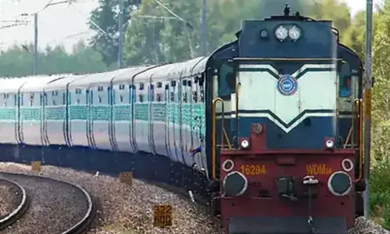 બિપરજોય વાવજોડાના કારણે સૌરાષ્ટ્રની ટ્રેનોના રૂટમાં ફેરફાર, ઓખા-પોરબંદરથી ઉપડતી 25 જેટલી ટ્રેનો રાજકોટ-અમદાવાદથી દોડશે, જાણો કઈ ટ્રેનો ક્યાંથી ઉપડશે……