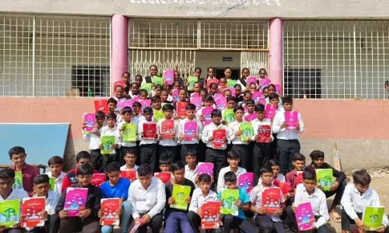 ભરૂચ : કનેક્ટ ગુજરાત ન્યૂઝ ચેનલનું સરાહનીય કાર્ય, ઝઘડીયાના ઈન્દોર પ્રા.શાળાના બાળકોને કર્યું નોટબુકનું વિતરણ