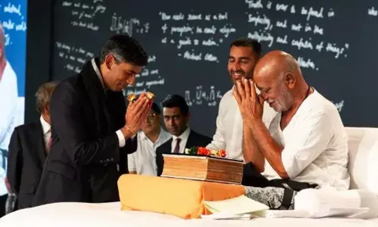 બ્રિટિશ વડાપ્રધાન ઋષિ સુનક રામકથામાં જોડાયા, જય શ્રી રામના નારા લગાવીને કહ્યું – અહી હું પીએમ નહિ, હિંદુ તરીકે આવ્યો છું