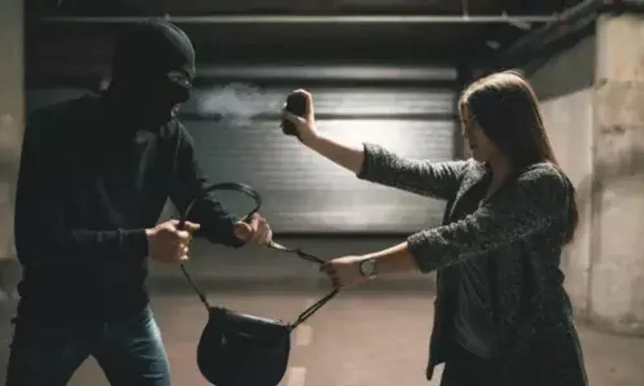 સોલો ટ્રિપમાં સેલ્ફ ડિફેન્સની આ નાની નાની વસ્તુઓ બનશે 'બોડીગાર્ડ', ગમે ત્યારે જરૂર પડી શકે છે.....