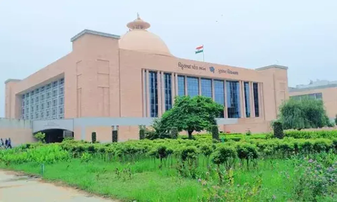 ગુજરાત વિધાનસભા ગૃહમાં કોંગ્રેસનો હોબાળો, વેલમાં ઘૂસી આવેલા 11 ધારાસભ્યો સસ્પેન્ડ...