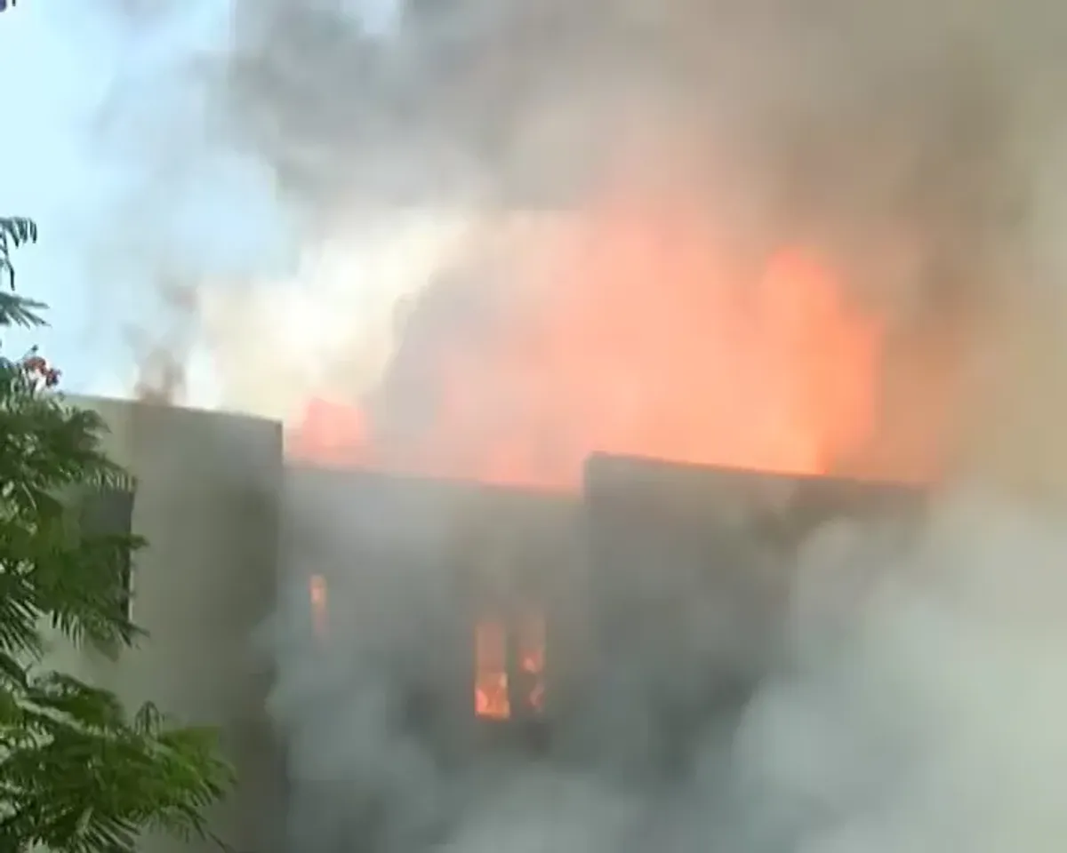 રાજકોટ : રાજકમલ ફર્નિચરના શો રૂમમાં લાગી ભયાનક આગ, પાર્ક કરેલા વાહનો પણ બળીને ખાખ થયા