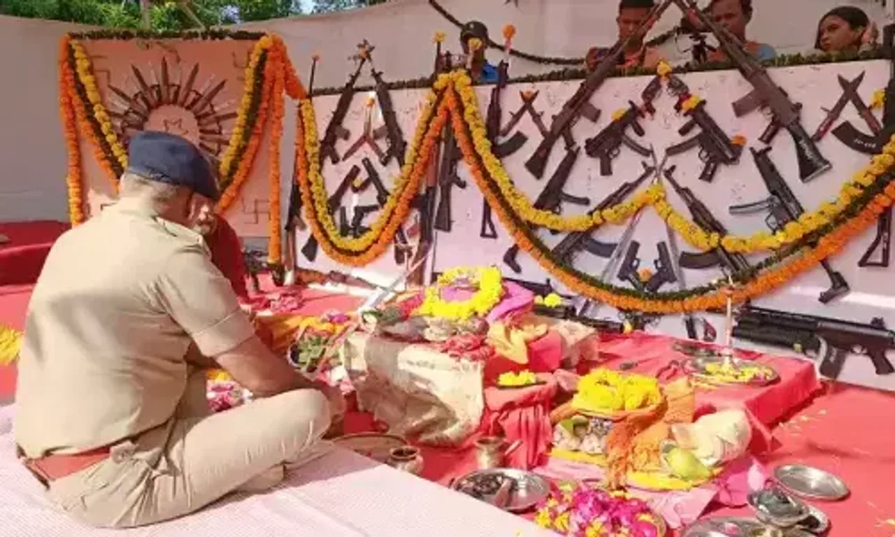 વડોદરા : દશેરાના પાવન અવસરે પોલીસ કમિશનરે કર્યું શસ્ત્ર પૂજન, અશ્વદળ પણ રહ્યું હાજર...