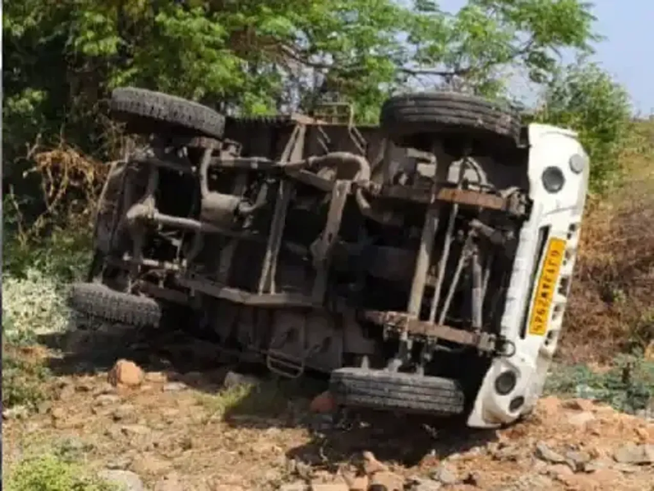 હળવદ - ધ્રાંગધ્રા હાઈવે પર કન્ટેનર અને બોલેરો અથડાતા સર્જાયો અકસ્માત, આરોપી અકસ્માત સર્જી સ્થળ પર ગાડી મૂકી ફરાર