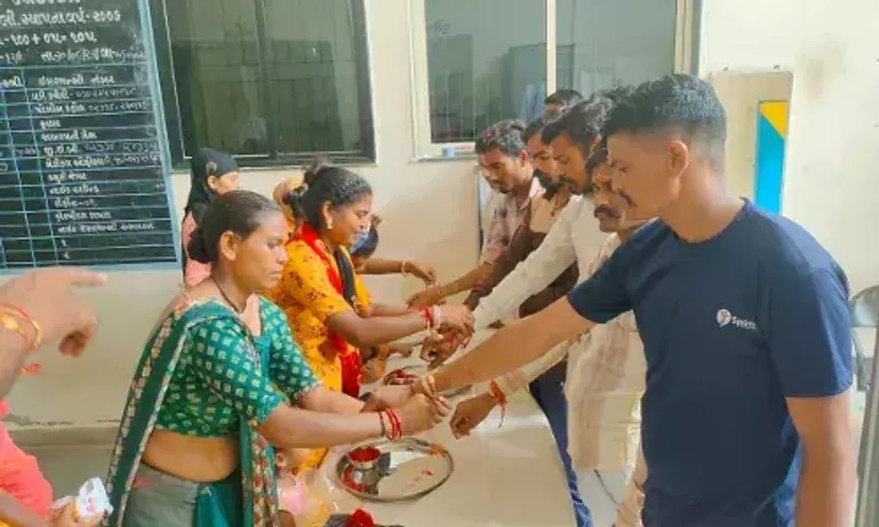 અરવલ્લી : મોડાસા સબજેલમાં સજા ભોગવી રહેલા બંદીવાન ભાઈઓને પોતાની બહેનોએ રાખડી બાંધી કરી રક્ષાબંધનની ઉજવણી...