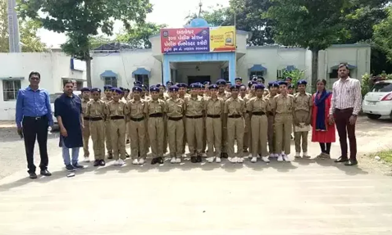 ભરૂચ : પાનોલીની ધી સાર્વજનિક હાઈસ્કૂલના વિદ્યાર્થીઓ તાલુકા પોલીસ મથકની મુલાકાતે, પોલીસની કામગીરીથી વાકેફ કરાયા