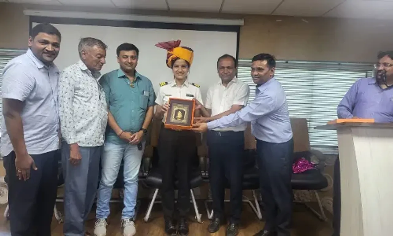 ભરૂચ: જંબુસરના કિમોજ ગામના દૂધ ઉત્પાદકની પુત્રી પાયલોટ બનતા દૂધધારા ડેરી ખાતે સન્માન કરાયું