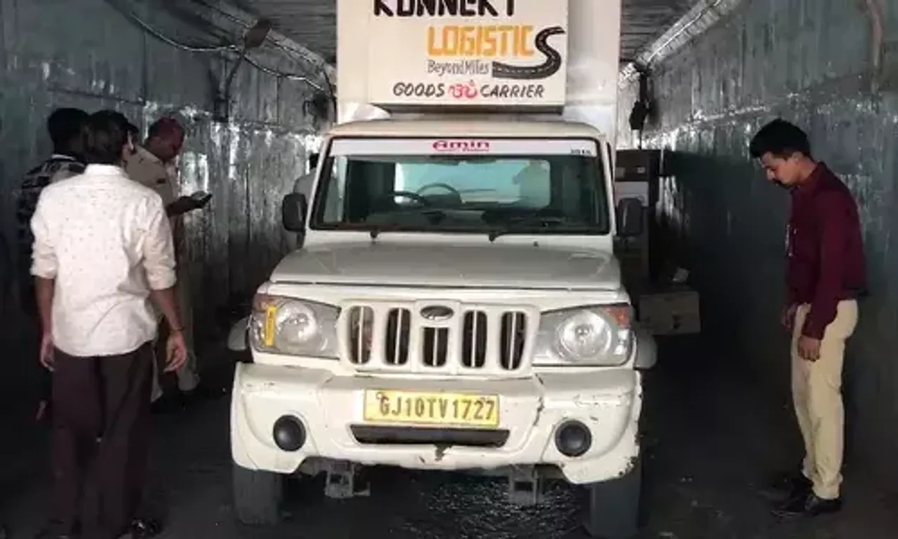 અમદાવાદ: મણિનગર અંડરપાસમાં બોલેરો ફસાઈ જતાં ૪ કલાક રહ્યો બંધ, ભારે જહેમત બાદ બહાર કાઢયો