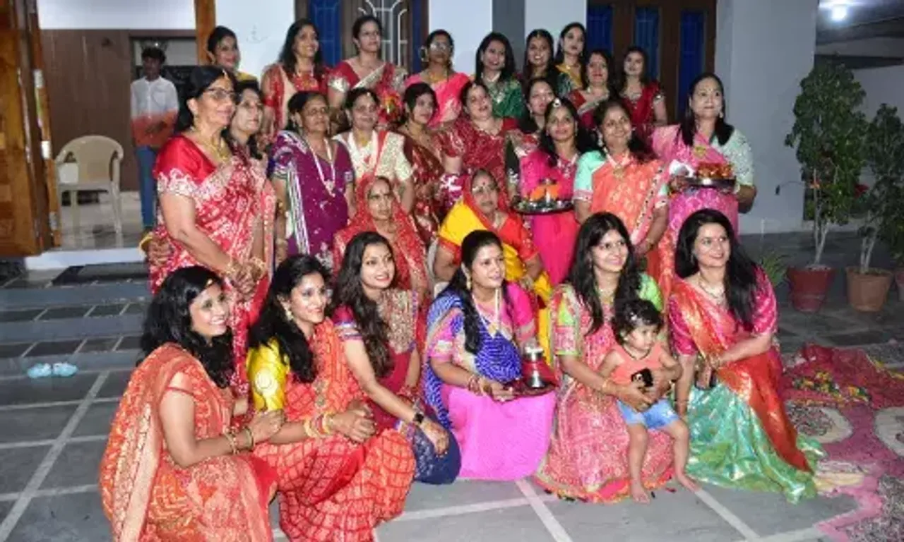 જામનગર: મહિલાઓ દ્વારા પતિના દીર્ઘાયુ માટે કરવા ચોથના વ્રતની કરવામાં આવી ઉજવણી