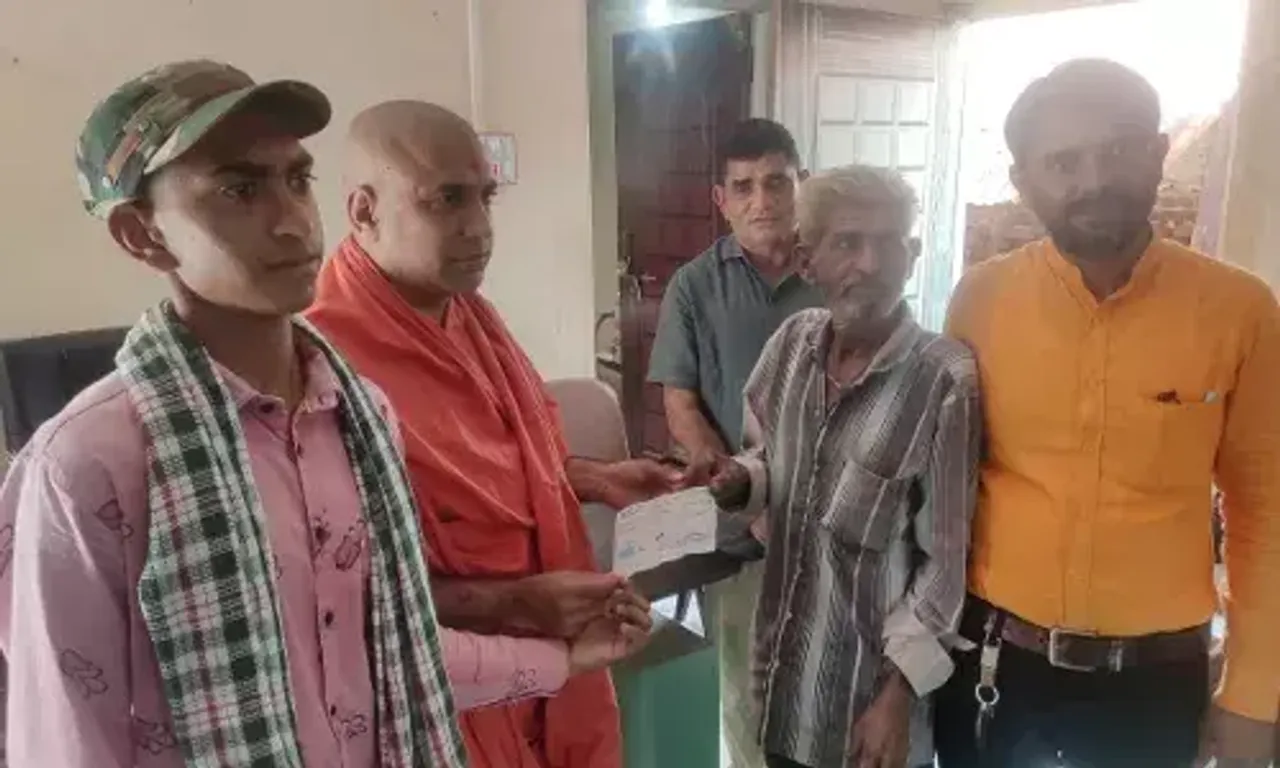 ભરુચ: જંબુસરના કારેલી ગામે યુવકનું પાણીમાં ડૂબી જતાં મોત નિપજતા MLA ડિકે સ્વામીએ પરિવારને 4 લાખનો ચેક અર્પણ કર્યો...