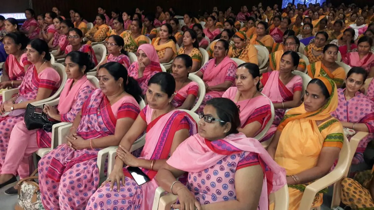 ભરૂચ રોટરી હોલ ખાતે આંગણ વાડી બહેનો ને માતા યશોદા એવોર્ડ થી સન્માનિત કરવામાં આવી.