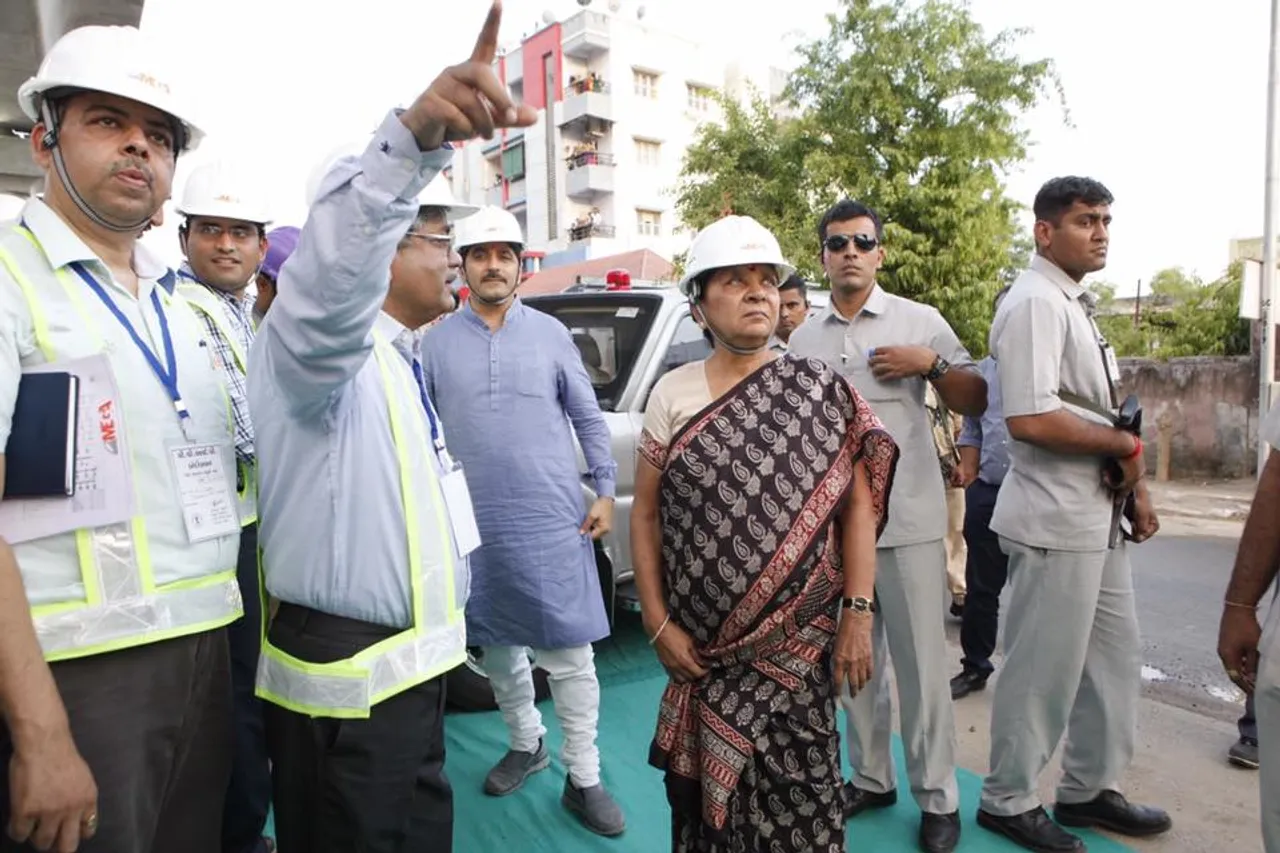 અમદાવાદ મેટ્રો ની કામગીરીનું નિરિક્ષણ કરતા મુખ્યમંત્રી આનંદીબહેન પટેલ