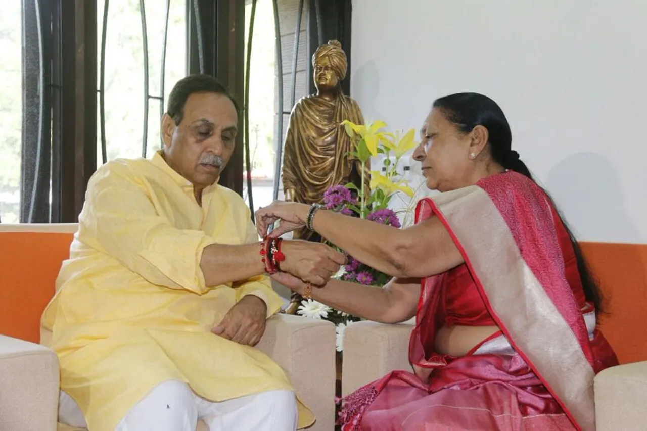 આનંદીબેન પટેલે વિજય રૂપાણીને બાંધી રાખડી
