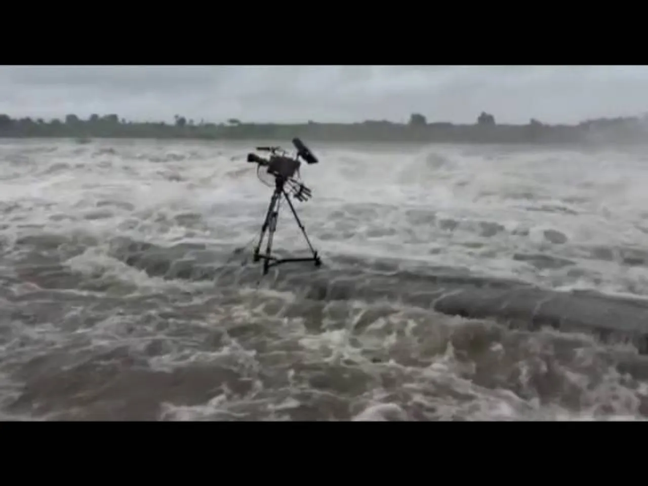 કેમેરા મેન માટે મોદી બન્યા તારણ હાર