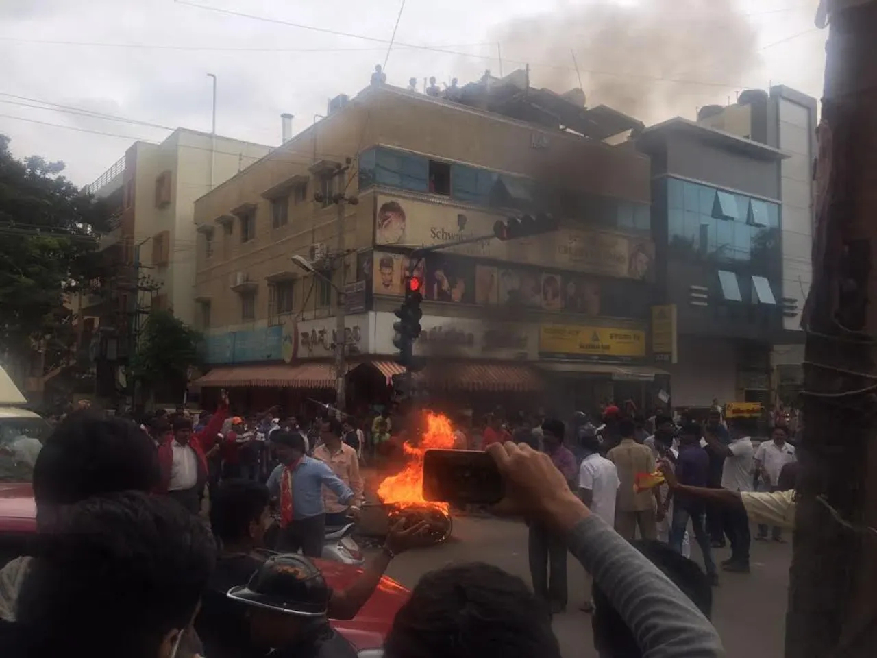 કાવેરી વિવાદઃ બેંગલોરમાં હિંસા યથાવત