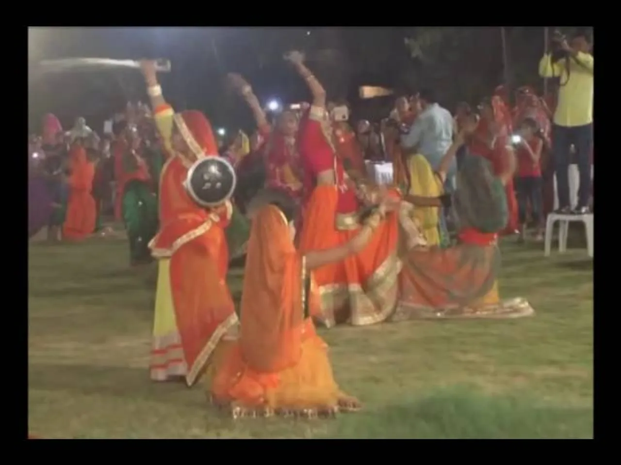 રાજકોટમાં બંને હાથમાં તલવાર લઈને ગરબે રમતી ક્ષત્રિય સમાજની દીકરીઓ