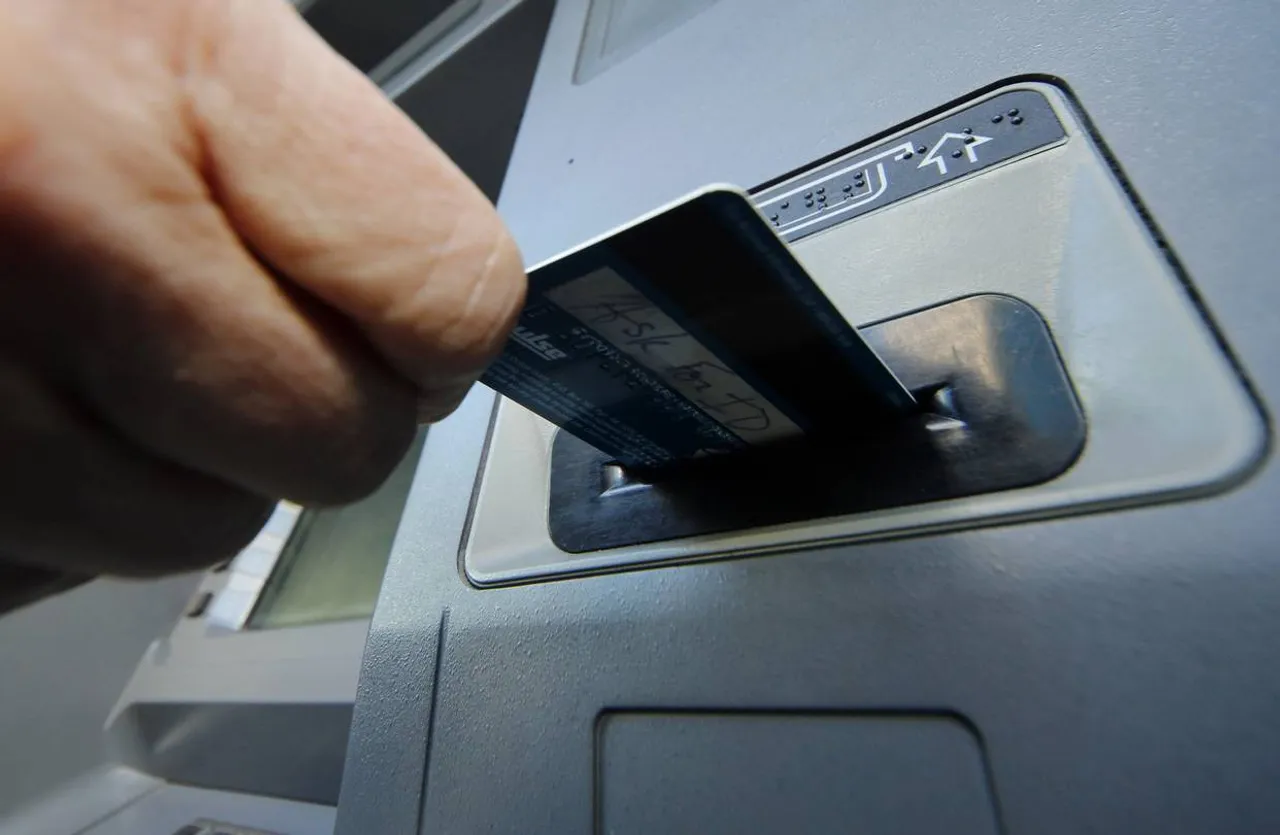 ભરૂચઃ હિંગલ્લાના યુવકનાં ATM પાસવર્ડ મેળવી રૂપિયા ૬૯,૯૮૮ ઉપાડી લેતો ભેજાબાજ
