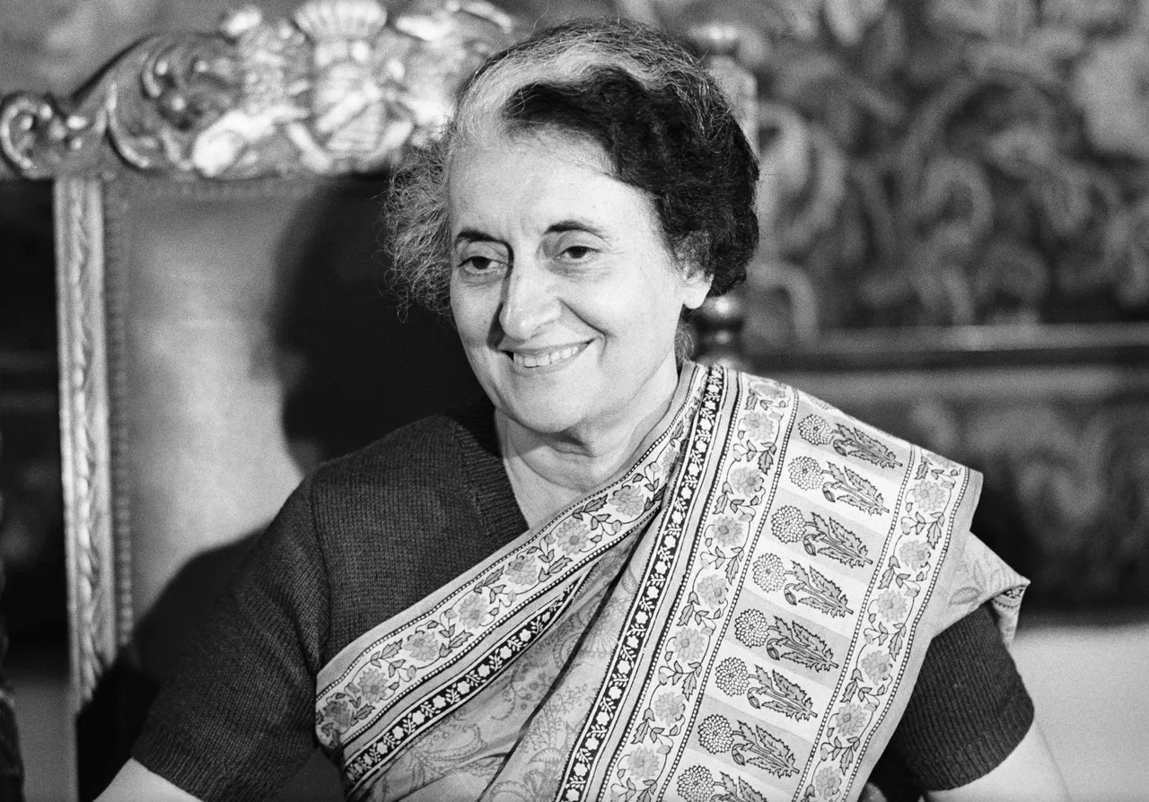 ગુજરાત માં ઇન્દિરા ગાંધી માથે સાડીનો પલ્લુ ઓઢતા  