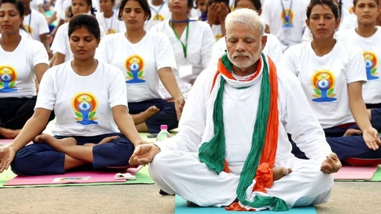 PM મોદીએ દેશના ટોચના પોલીસ અધિકારીઓ સાથે મળીને યોગમાં ભાગ લીધો 