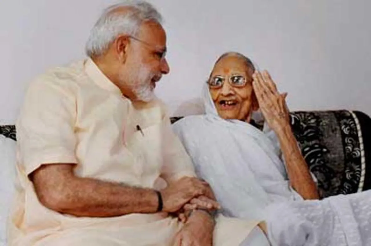 વડાપ્રધાન મોદીએ લીધા માતાના આશીર્વાદ