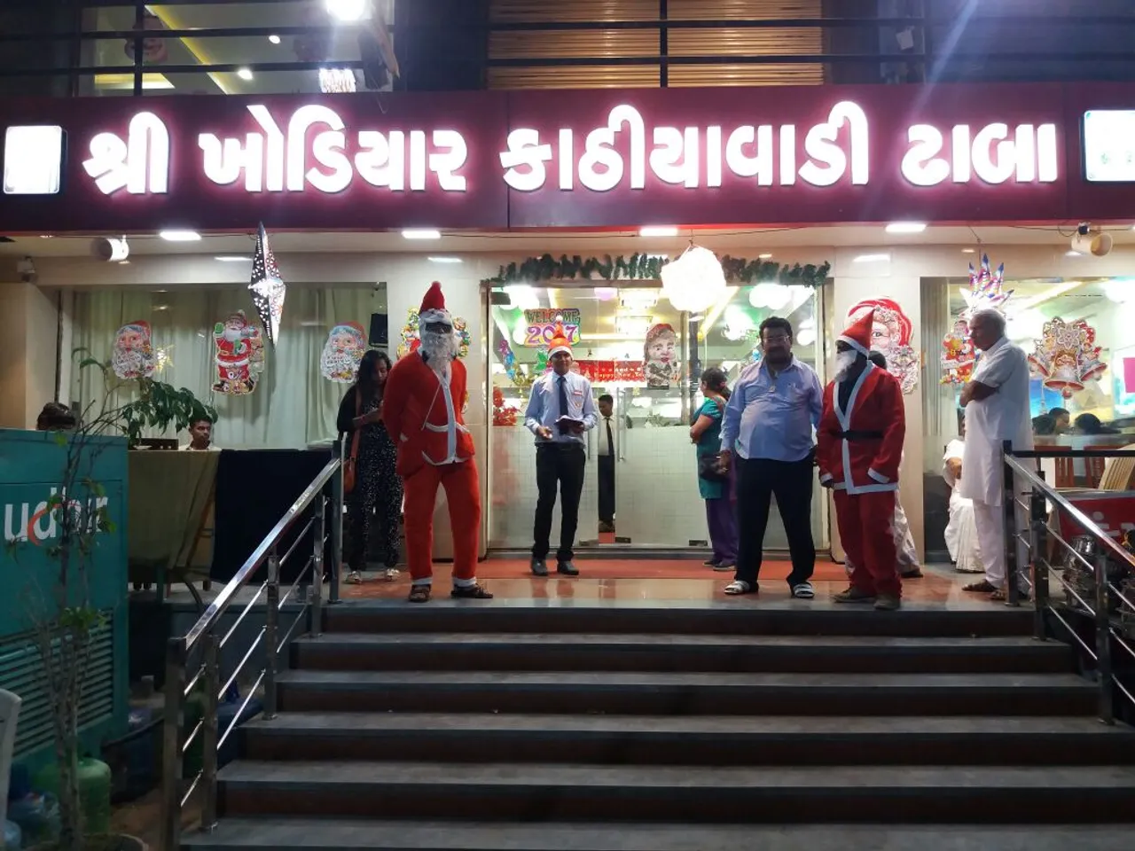 ભરૂચના શ્રી ખોડિયાર કાઠિયાવાડી ઢાબા ખાતે નાતાલ પર્વની અનોખી ઉજવણી કરાઈ