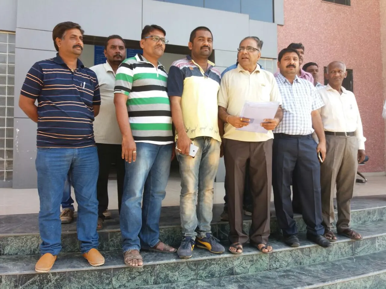ભરૂચ ભોલાવના મતદારોએ મતદાન મથકની સુવિધા માટે આપ્યુ આવેદન પત્ર