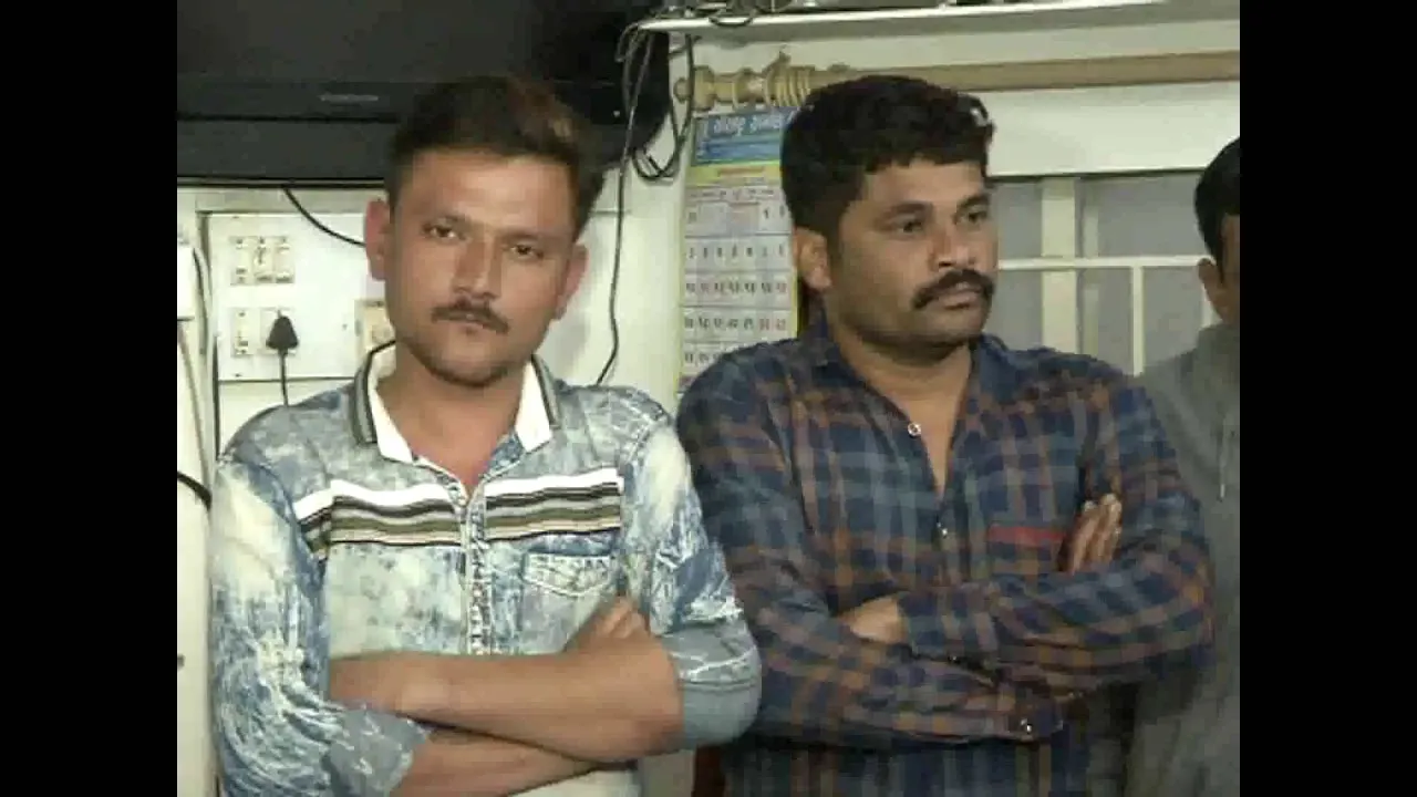 રાજકોટમાં ક્રાઇમ બ્રાન્ચના અધિકારી હોવાની ઓળખ આપીને લોકોને લૂંટતા બે ભેજાબાજો ઝડપાયા 
