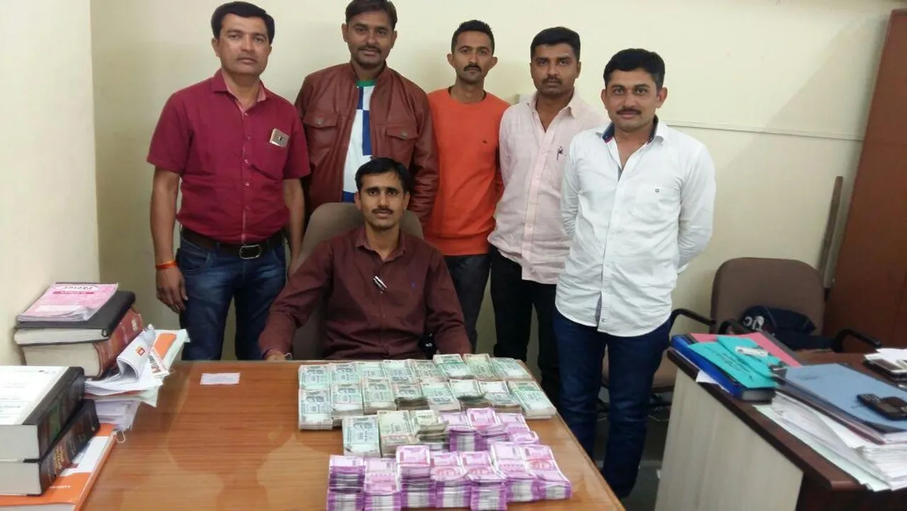રાજકોટમાંથી નવી ચલણી નોટો ઝડપાવાનો  સિલસિલો યથાવત,24 લાખની રોકડ સાથે 3 શખ્સોની ધરપકડ કરતી પોલીસ