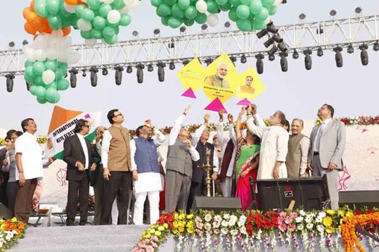 આંતરરાષ્ટ્રીય પતંગોત્સવ નો પ્રારંભ કરાવતા મુખ્યમંત્રી રૂપાણી