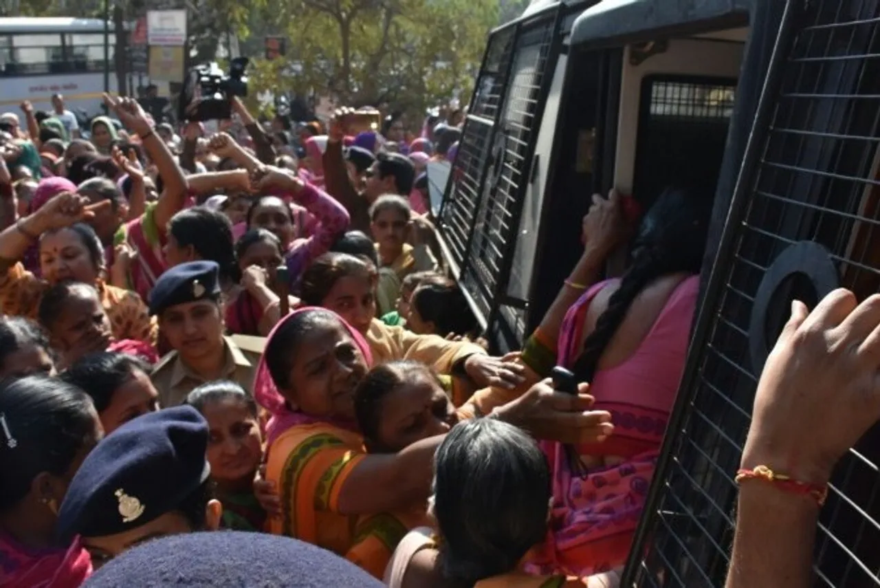 રાજકોટમાં સીએમના ઘર પાસે ધરણા કરવા જતા પોલીસે આંગણવાડી બહેનોની અટકાયત કરી